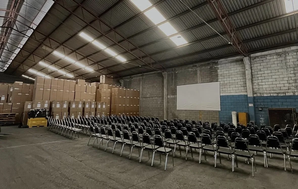 Montaje corporativo de gran capacidad en nave