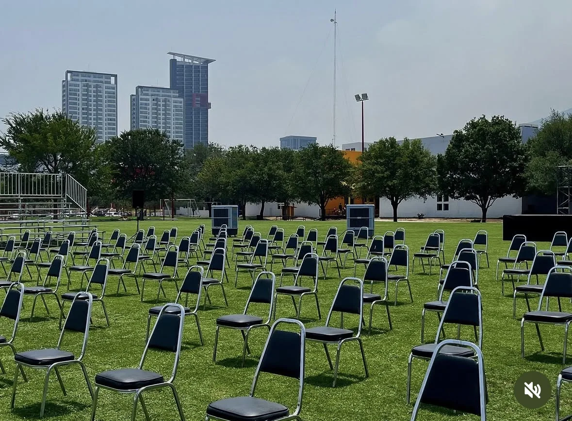 Montaje corporativo exterior con sillas