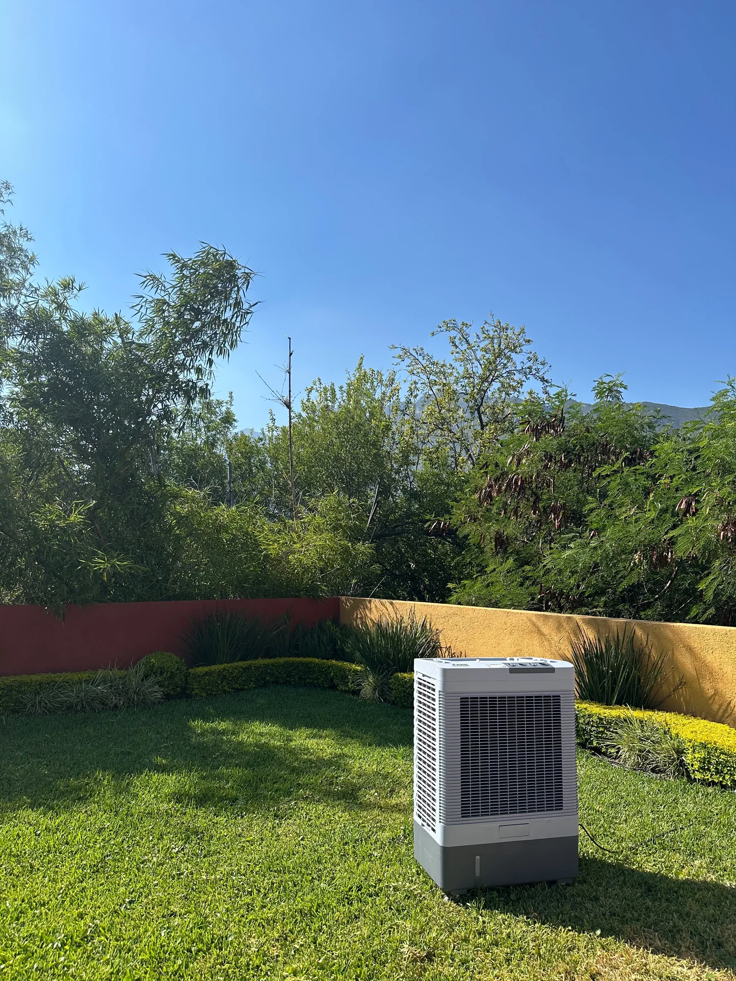 Equipo de climatización en jardín